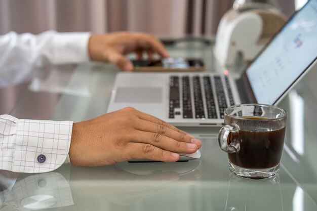 Osoba pisząca wiadomość