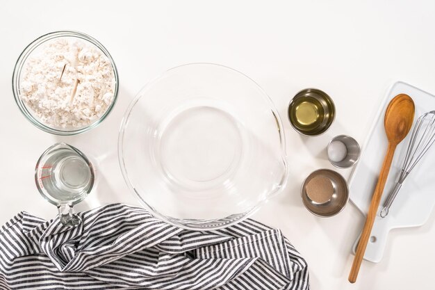 Stół z talerzami i naczyniami kuchennymi