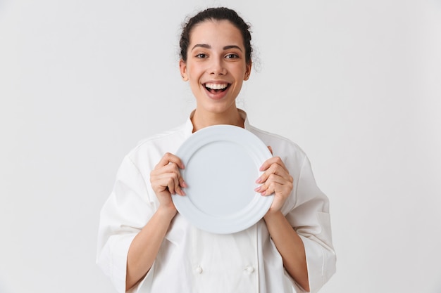 Uśmiechnięta osoba z talerzem jedzenia